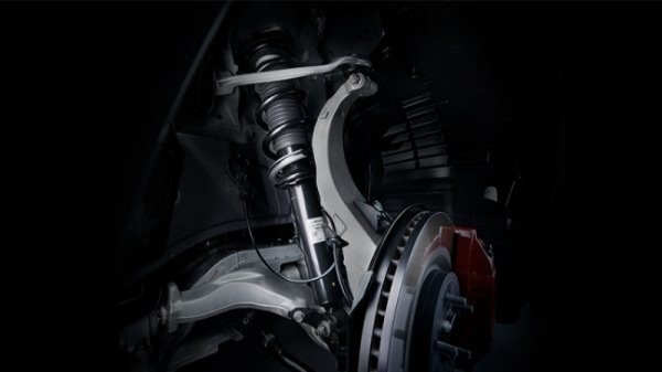 日産スカイラインが仕様変更を実施。合わせて特別限定車「400R Limited」をリリース