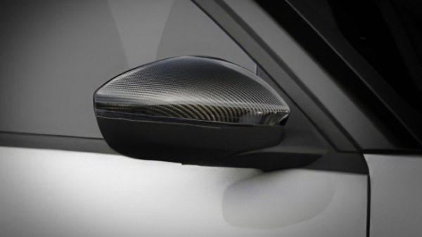 純白のボディカラーにカーボン調パーツを配したアルファロメオ・ジュニアの特別仕様車が日本上陸