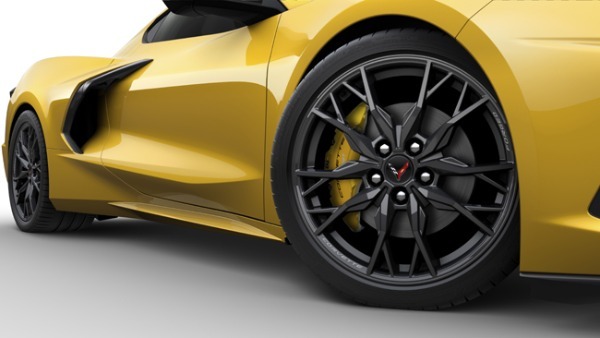 メタリックに輝く特別なイエローを纏ったシボレー・コルベットの日本限定モデルが登場