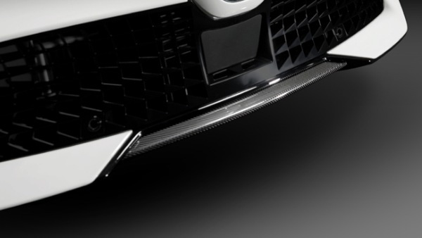 純白のボディカラーにカーボン調パーツを配したアルファロメオ・ジュニアの特別仕様車が日本上陸