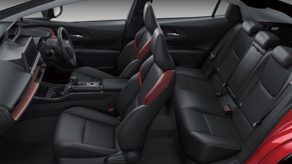 新型トヨタ・プリウスのプラグインハイブリッドモデルが発売。車両価格は460万円に設定