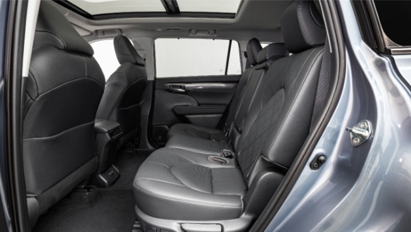 トヨタの米国産3列シートミッドサイズSUV「ハイランダー」が日本全国展開で発売