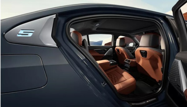 BMW5シリーズのロングホイールベースモデルが日本デビュー。48Vマイルドハイブリッドシステムを採用したガソリン仕様とピュア電気自動車のi5を設定