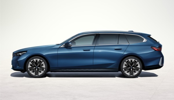 新型BMW5シリーズ ツーリングが日本デビュー。48Vマイルドハイブリッドシステムを採用したディーゼル仕様とピュア電気自動車のi5を設定