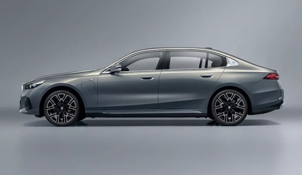 BMW5シリーズのロングホイールベースモデルが日本デビュー。48Vマイルドハイブリッドシステムを採用したガソリン仕様とピュア電気自動車のi5を設定