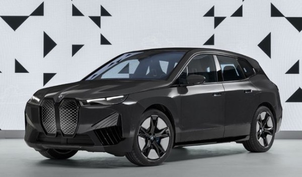 BMWが“色が変わる”新ボディカラー技術を採用したコンセプトモデルの「iXフロー」を発表