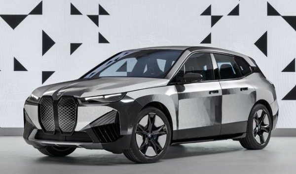 BMWが“色が変わる”新ボディカラー技術を採用したコンセプトモデルの「iXフロー」を発表