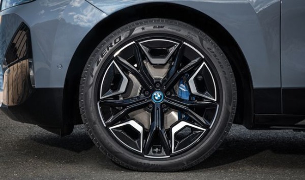 BMWのスタイリッシュな新型電気自動車SUV「iX」が日本発売