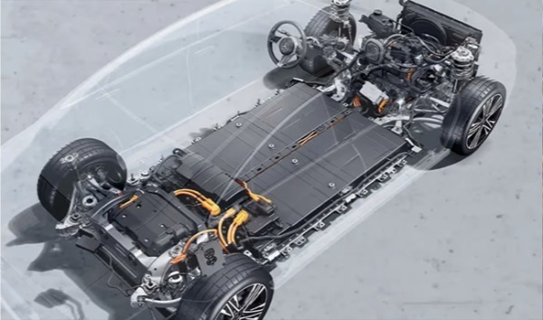 メルセデス・ベンツCLA初の電気自動車「with EQ Technology」の日本発表を記念した特別限定車が発売