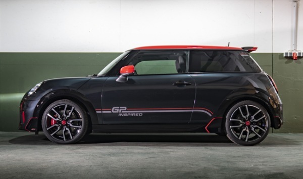 ミニ史上最速モデルの「ミニ・ジョン クーパー ワークスGP」の血統を受け継ぐ現行ミニ・クーパーの特別限定モデルが登場