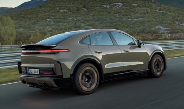 フル電動パワートレインを搭載したBEVモデルのポルシェ・カイエン・クーペが日本デビュー