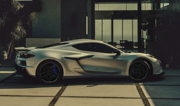 GMが東京オートサロン2026でシボレー・コルベットZ06の改良モデルを日本初公開