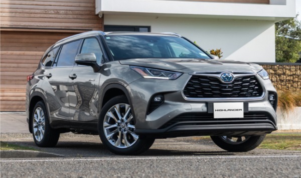トヨタの米国産3列シートミッドサイズSUV「ハイランダー」が日本全国展開で発売