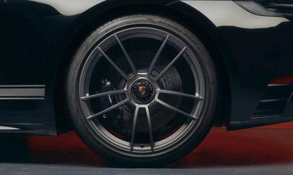 ポルシェデザインの創立50周年を記念した911タルガ4 GTSベースの特別仕様車が登場