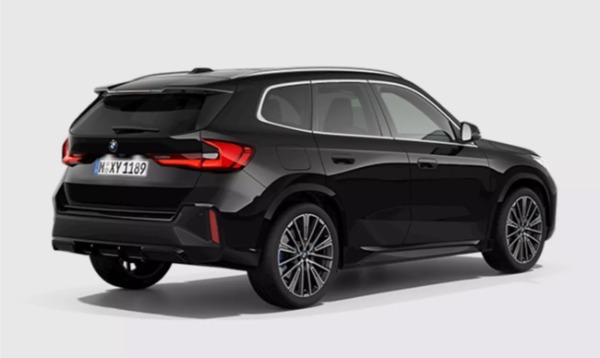 フォーマルなシーンでも際立つ優美な佇まいを演出したBMW X1の特別限定モデルが日本発売