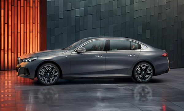 BMW5シリーズのロングホイールベースモデルが日本デビュー。48Vマイルドハイブリッドシステムを採用したガソリン仕様とピュア電気自動車のi5を設定