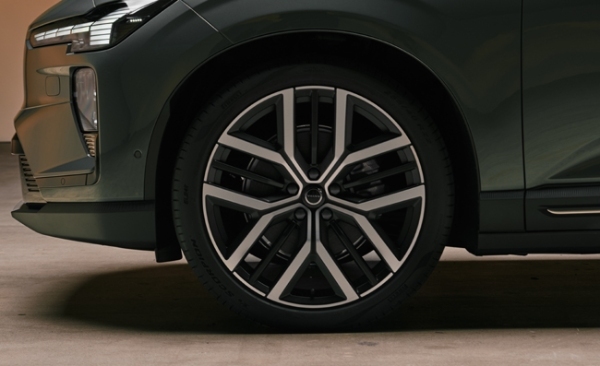 ボルボが電気自動車の新世代ミッドサイズSUV「EX60」を公開。航続距離はAWD仕様で最大810kmを実現