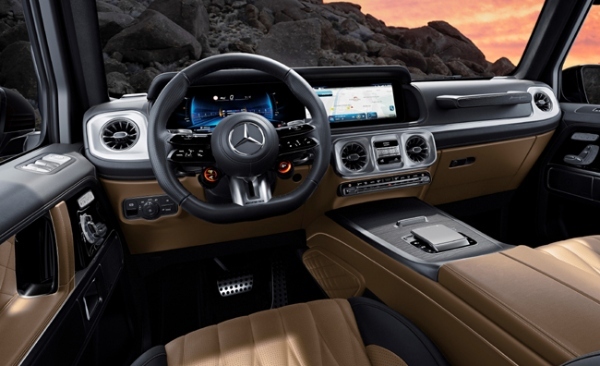 プロフェッショナル仕様のルーフラゲッジとスペアタイヤホルダーを装備したメルセデスAMG G 63の限定モデルが日本上陸
