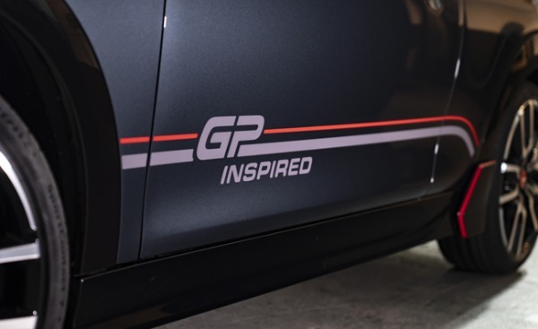 ミニ史上最速モデルの「ミニ・ジョン クーパー ワークスGP」の血統を受け継ぐ現行ミニ・クーパーの特別限定モデルが登場
