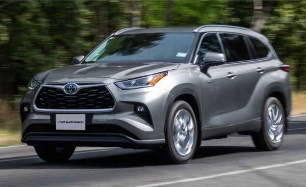 トヨタの米国産3列シートミッドサイズSUV「ハイランダー」が日本全国展開で発売