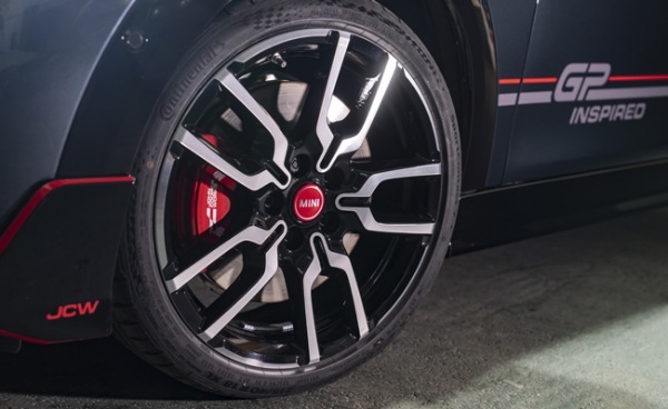 ミニ史上最速モデルの「ミニ・ジョン クーパー ワークスGP」の血統を受け継ぐ現行ミニ・クーパーの特別限定モデルが登場