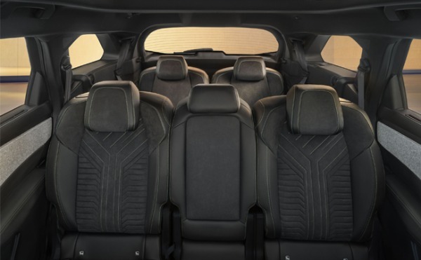 プジョーの3列シート7名乗りSUVの新型5008ハイブリッドが日本デビュー