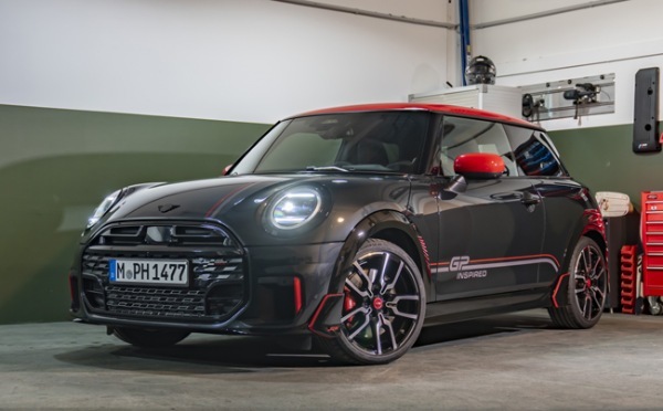 ミニ史上最速モデルの「ミニ・ジョン クーパー ワークスGP」の血統を受け継ぐ現行ミニ・クーパーの特別限定モデルが登場