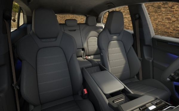 フル電動パワートレインを搭載したBEVモデルのポルシェ・カイエンが日本デビュー