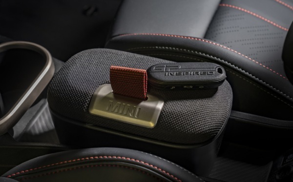 ミニ史上最速モデルの「ミニ・ジョン クーパー ワークスGP」の血統を受け継ぐ現行ミニ・クーパーの特別限定モデルが登場