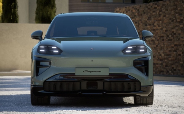 フル電動パワートレインを搭載したBEVモデルのポルシェ・カイエンが日本デビュー