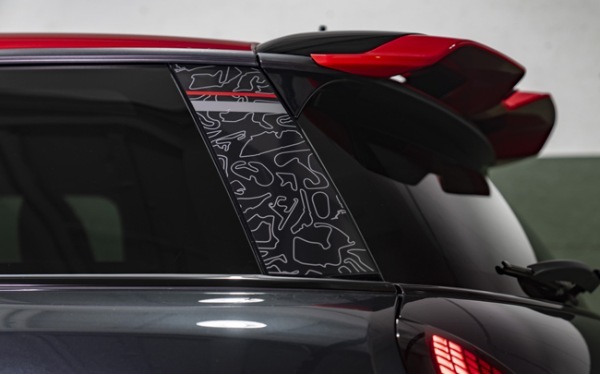 ミニ史上最速モデルの「ミニ・ジョン クーパー ワークスGP」の血統を受け継ぐ現行ミニ・クーパーの特別限定モデルが登場