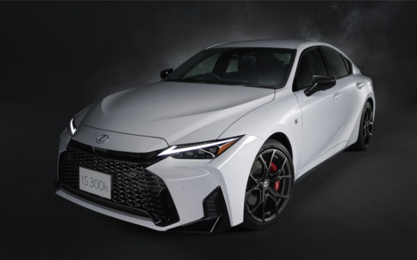 スポーティな内外装デザインと走る楽しさを熟成した進化版レクサスISが発売。特別仕様車の“F SPORT Mode Black Ⅴ”も登場