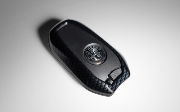 純白のボディカラーにカーボン調パーツを配したアルファロメオ・ジュニアの特別仕様車が日本上陸