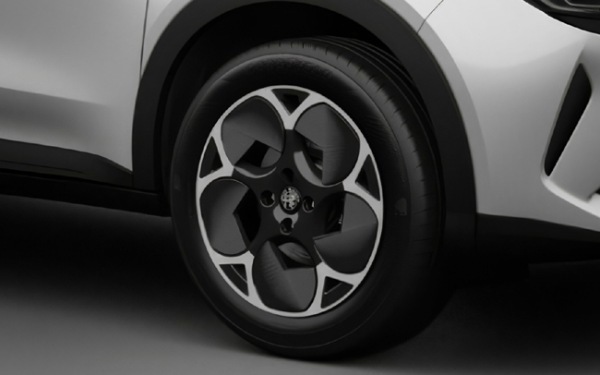 純白のボディカラーにカーボン調パーツを配したアルファロメオ・ジュニアの特別仕様車が日本上陸