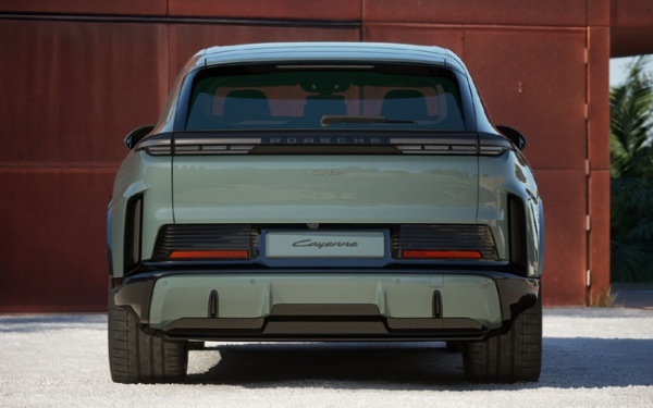 フル電動パワートレインを搭載したBEVモデルのポルシェ・カイエンが日本デビュー