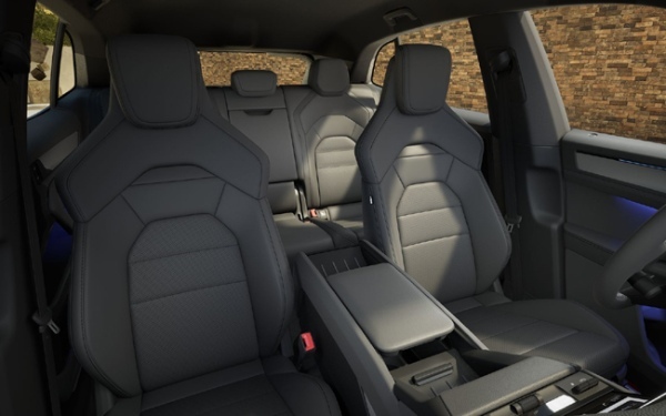 フル電動パワートレインを搭載したBEVモデルのポルシェ・カイエンが日本デビュー