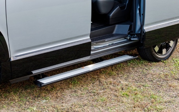 力強い走りとスタイリングをより進化させた改良版の三菱デリカD:5の発売が2026年1月9日に決定