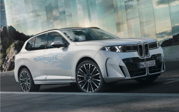 第5世代の新型BMWが本年8月に生産開始。パワートレインには48Vマイルドハイブリッド技術を採用したガソリンおよびディーゼルモデル、プラグインハイブリッドモデル、BEVモデルを設定