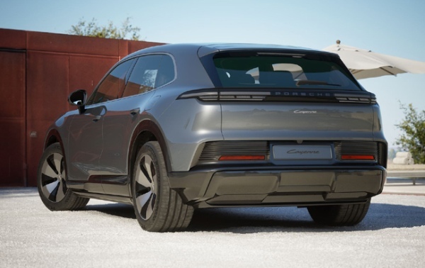 フル電動パワートレインを搭載したBEVモデルのポルシェ・カイエンが日本デビュー