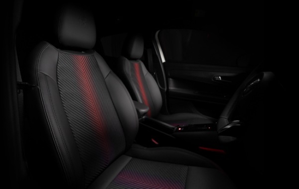 純白のボディカラーにカーボン調パーツを配したアルファロメオ・ジュニアの特別仕様車が日本上陸