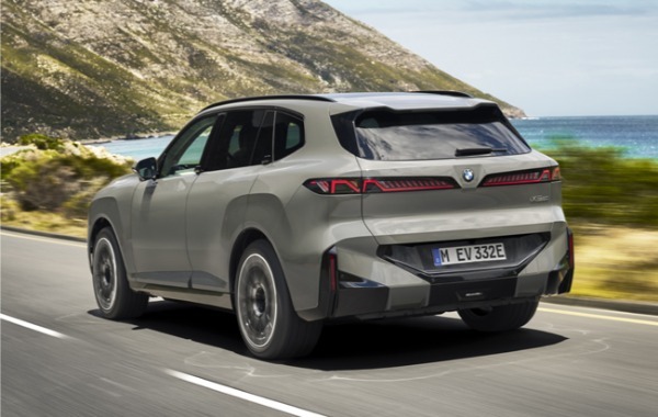 第5世代の新型BMWが本年8月に生産開始。パワートレインには48Vマイルドハイブリッド技術を採用したガソリンおよびディーゼルモデル、プラグインハイブリッドモデル、BEVモデルを設定