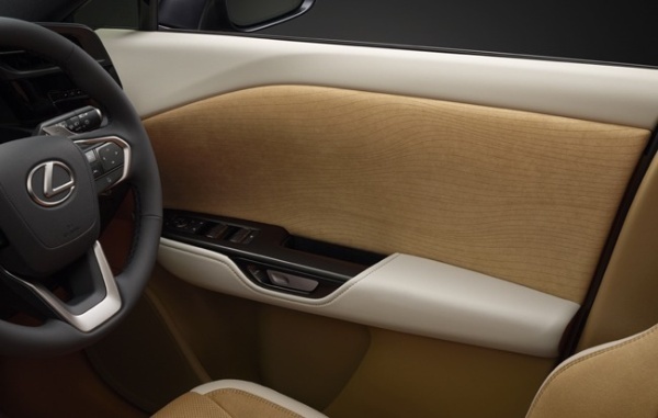 バッテリーEVのレクサスRZが大幅改良。運転する楽しさを追求した“F SPORT”を新設定