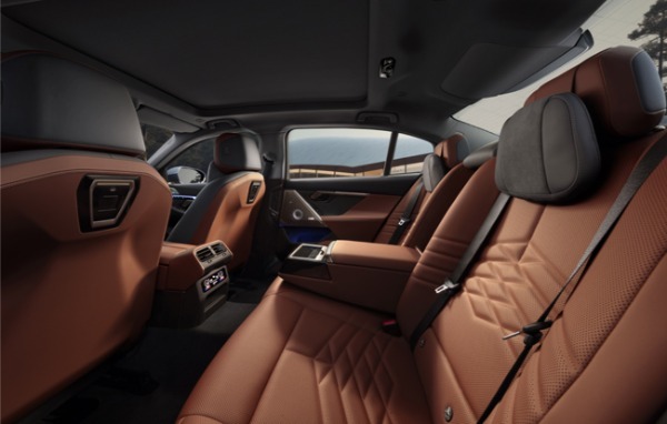 BMW5シリーズのロングホイールベースモデルが日本デビュー。48Vマイルドハイブリッドシステムを採用したガソリン仕様とピュア電気自動車のi5を設定