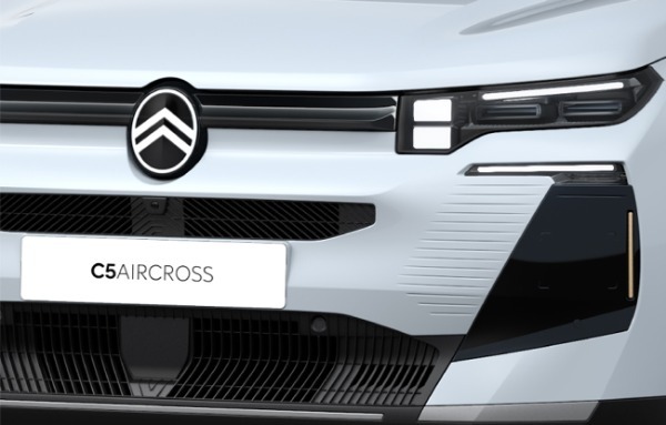シトロエンの新世代フラッグシップモデルの新型C5エアクロスが日本デビュー