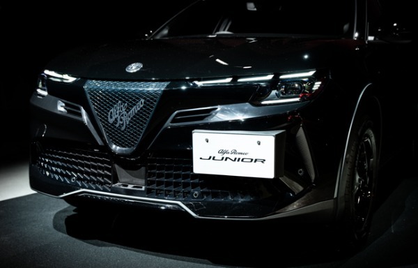 アルファロメオの新型コンパクトSUV「ジュニア」が待望の日本デビュー