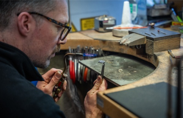 まさに“走る宝石”！　ベントレーとジュエリーブランドのブードルズがコラボしたビスポークモデルがベントレー車の全モデルで展開