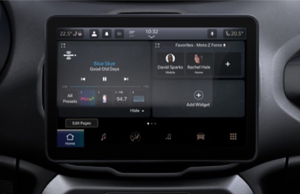 Jeepブランド初のマイルドハイブリッドモデル「レネゲードe-Hybrid」が日本デビュー