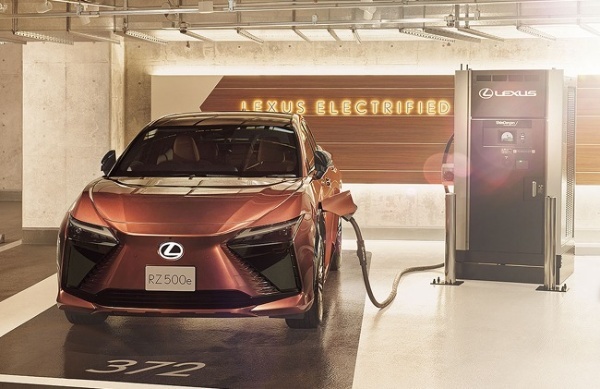 バッテリーEVのレクサスRZが大幅改良。運転する楽しさを追求した“F SPORT”を新設定