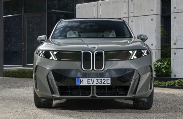 第5世代の新型BMWが本年8月に生産開始。パワートレインには48Vマイルドハイブリッド技術を採用したガソリンおよびディーゼルモデル、プラグインハイブリッドモデル、BEVモデルを設定