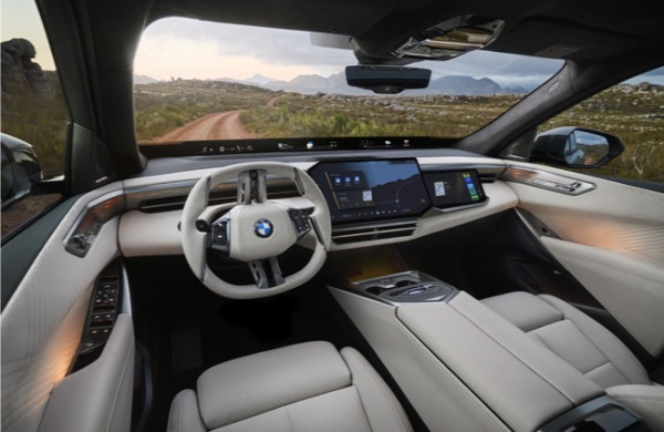 第5世代の新型BMWが本年8月に生産開始。パワートレインには48Vマイルドハイブリッド技術を採用したガソリンおよびディーゼルモデル、プラグインハイブリッドモデル、BEVモデルを設定